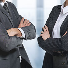 MFH Rechtsanwälte stehen sich mit verschränkten Armen gegenüber für eine gemeinsame Unternehmensbetreuung.