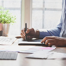 Grafiker am Arbeistplatz.