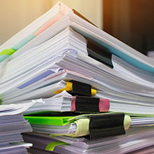 Berg an Anträgen im Verwaltungsrecht.