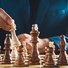 Beim Schachspiel mit einem Unternehmer wird der König schachmatt gesetzt.